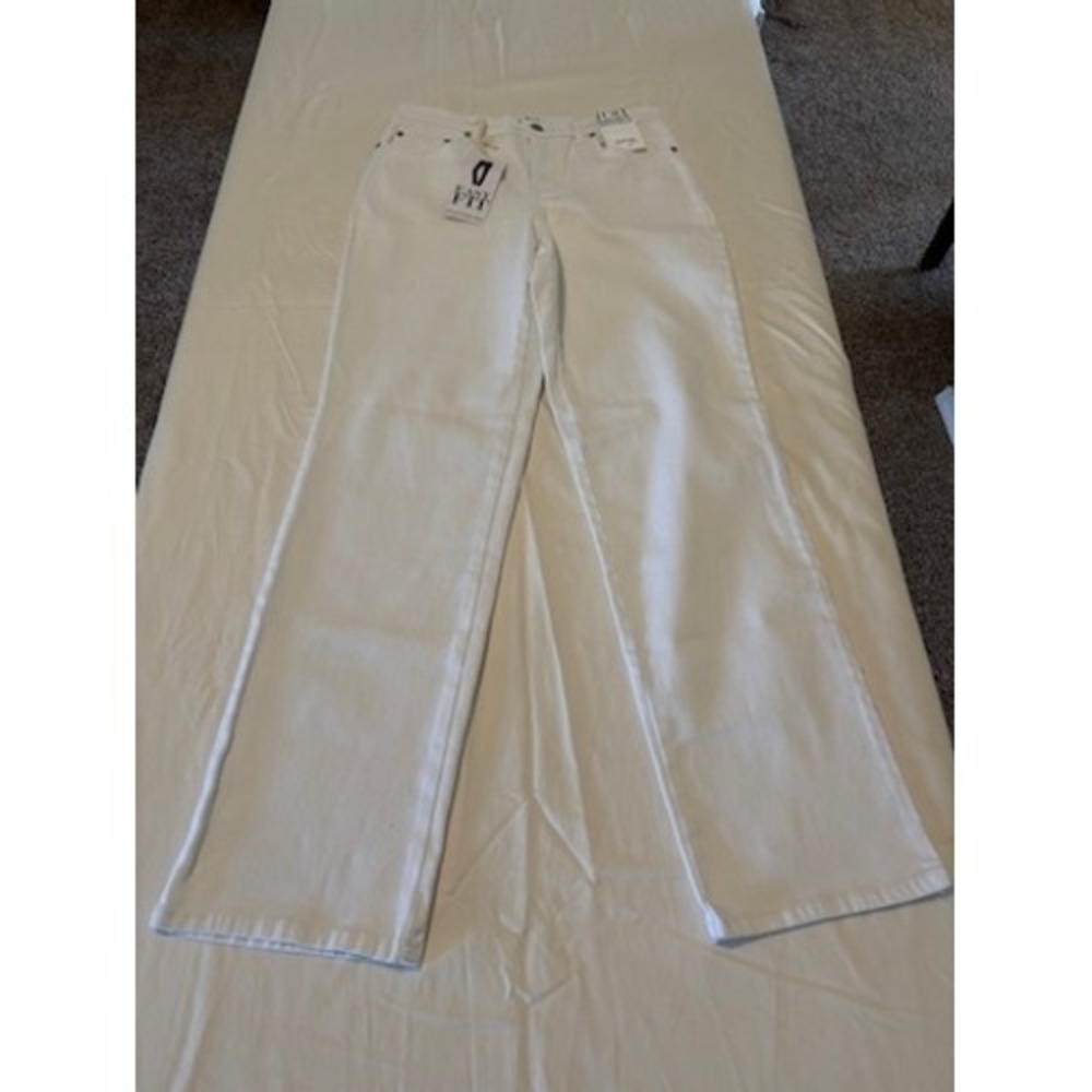 Style & Co Easy Fit White Relaxed Tapered Leg Jeans Size 6 NWT